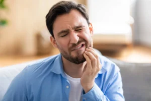 man in pain needs to see a dentist near me leesburg